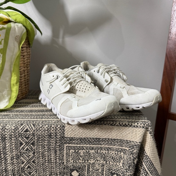 On Running Shoes - On Cloud Women's 7.5 White Athletic Lace Up Sneakers